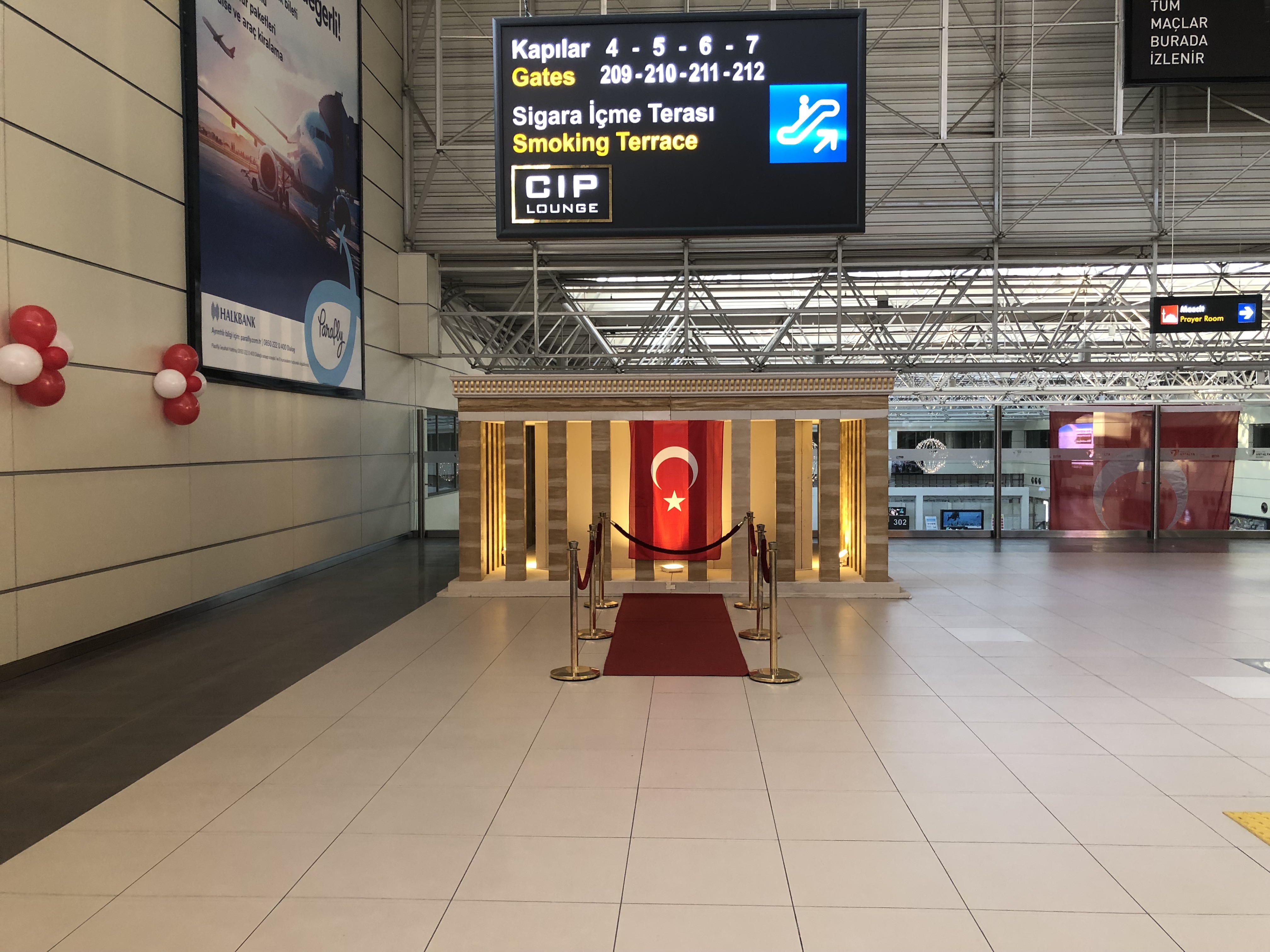 Fraport TAV Antalya Havalimanı’nda Cumhuriyet Balosu Temalı kutlama